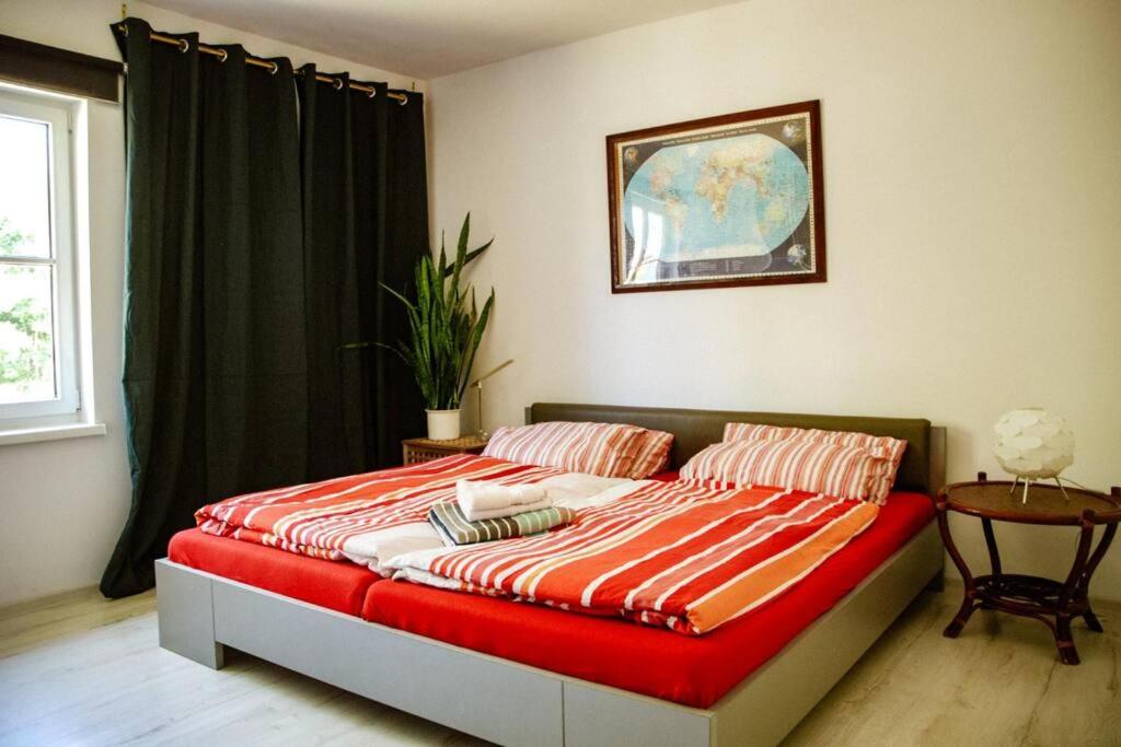 um quarto com uma cama grande e um cobertor vermelho em Kącik u Miry em Jelenia Góra