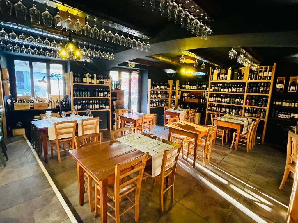 Un restaurante u otro lugar para comer en Osteria Pozzo