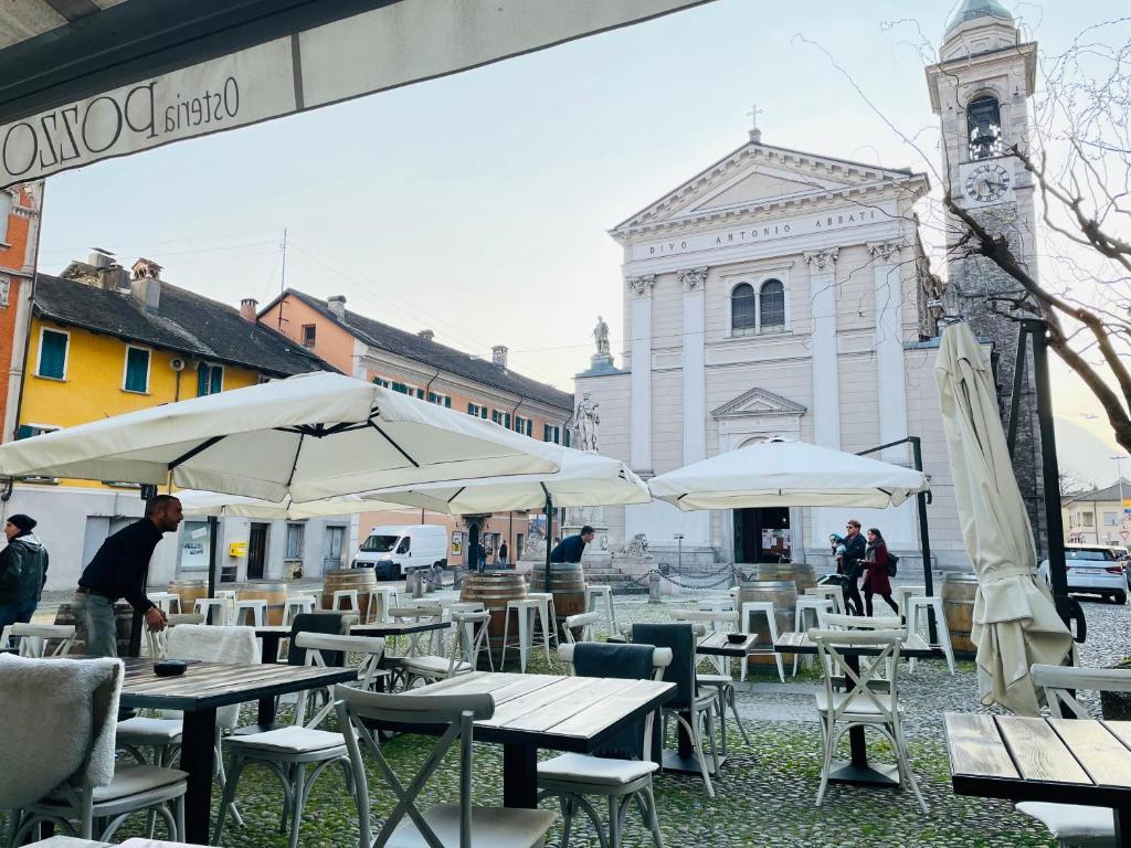 Un restaurante u otro lugar para comer en Osteria Pozzo