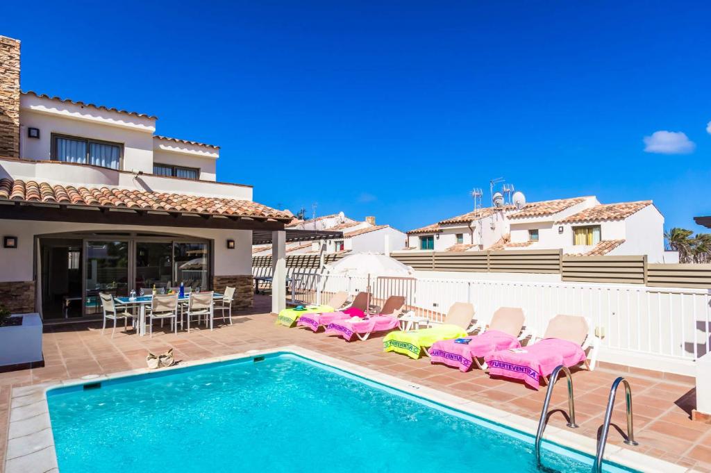 The swimming pool at or close to Villa Sirena by Villa Plus