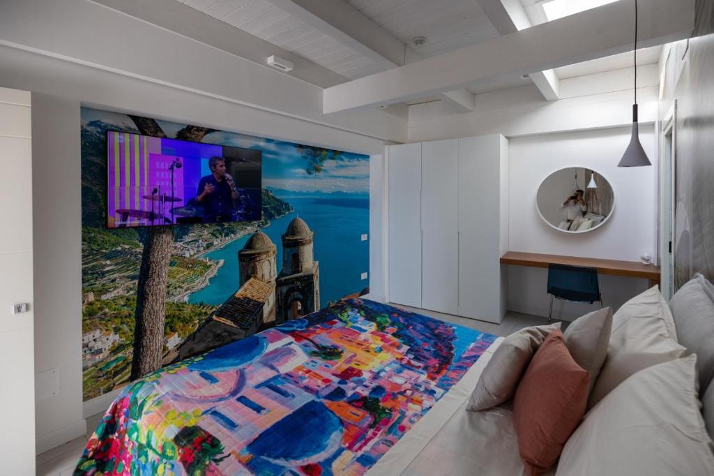 um quarto com uma grande pintura na parede em Apartment Vesuvius em SantʼAntonio Abate
