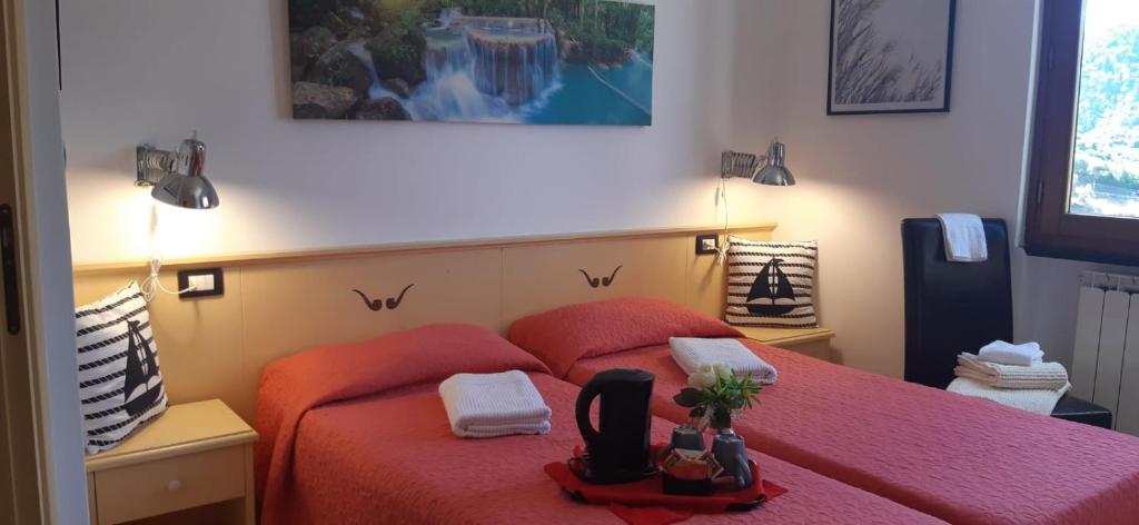 sypialnia z łóżkiem z czerwoną narzutą w obiekcie Agriturismo I Pipetta w mieście Levanto
