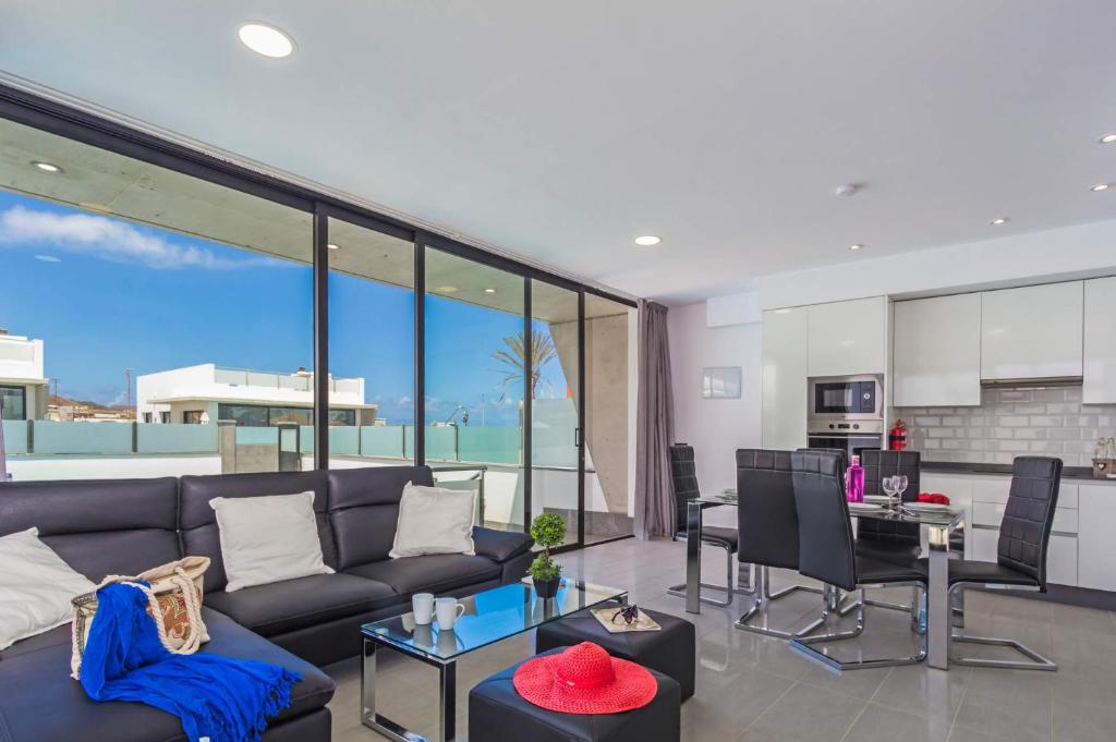 salon z kanapą i kuchnią w obiekcie Villa Alana by Villa Plus w Corralejo