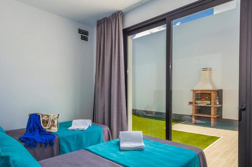 Pokój z 2 łóżkami i dużym oknem w obiekcie Villa Alana by Villa Plus w Corralejo