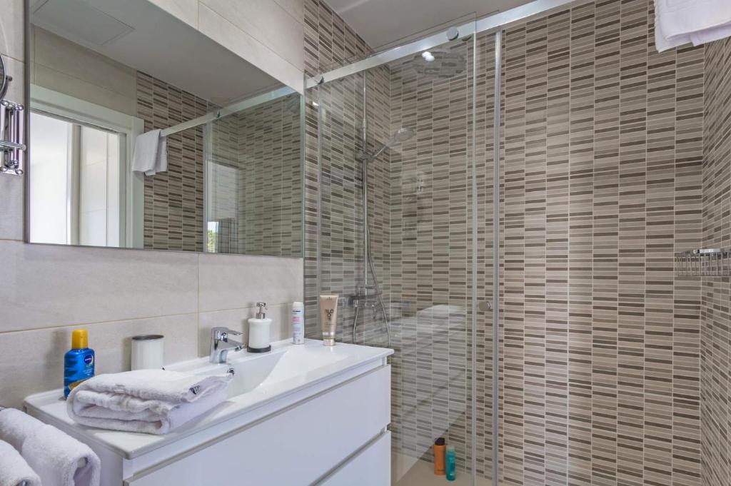 łazienka z umywalką i prysznicem w obiekcie Villa Alana by Villa Plus w Corralejo