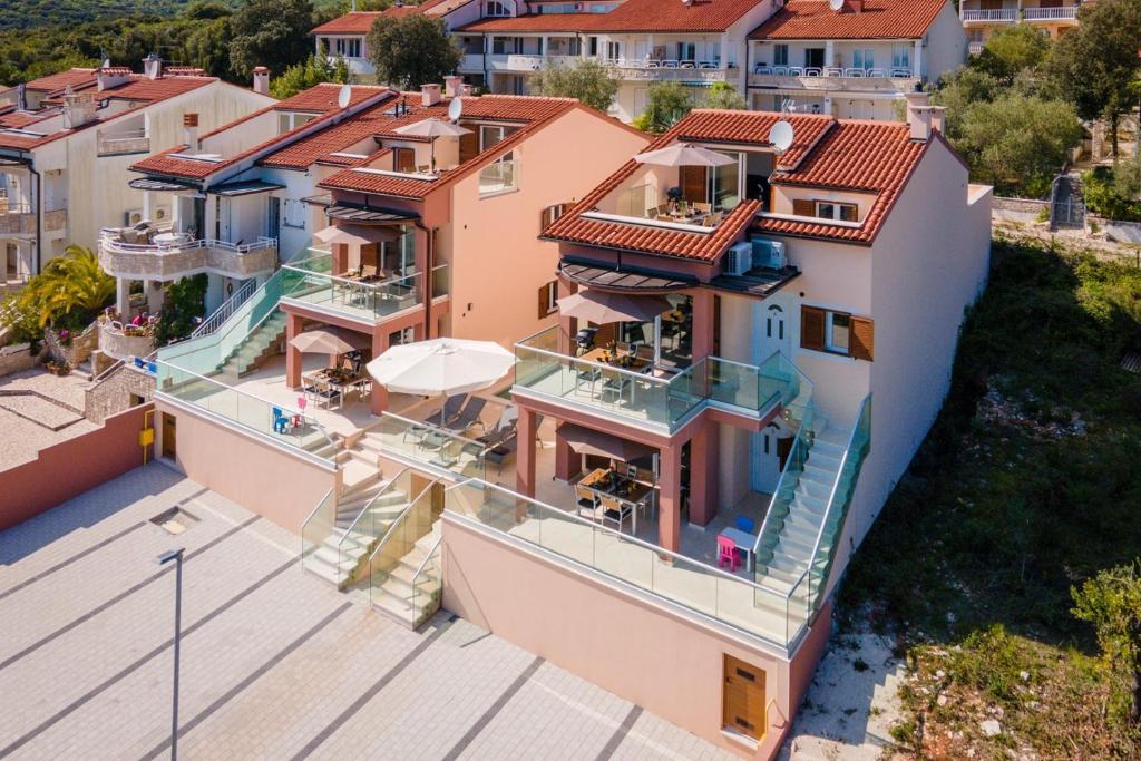 eine Luftansicht eines Hauses mit Balkon in der Unterkunft Bella Vista Apartments in Peruški