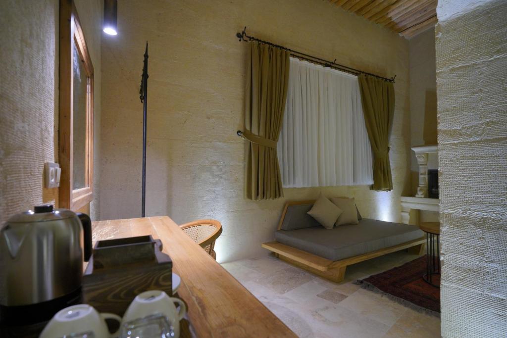 Postel nebo postele na pokoji v ubytování Kappadoks Cave Hotel