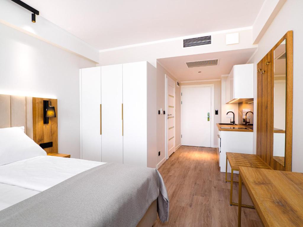 Postel nebo postele na pokoji v ubytování Resort Król Plaza Spa & Wellness