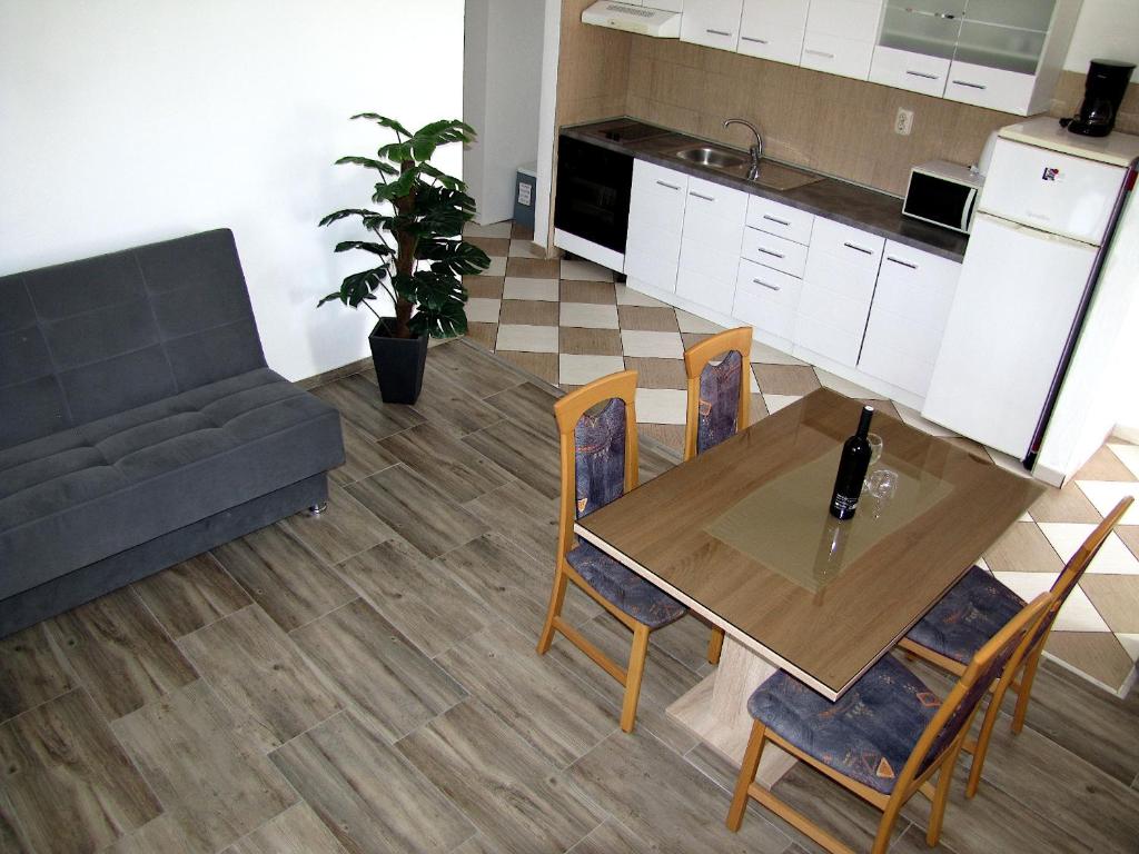 una cucina e un soggiorno con un tavolo e un divano di Apartments Klanac a Zara (Zadar)
