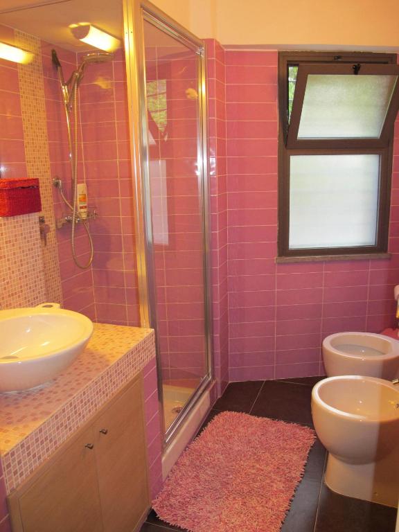 A bathroom at Villa Le Lanterne Pool & Relax
