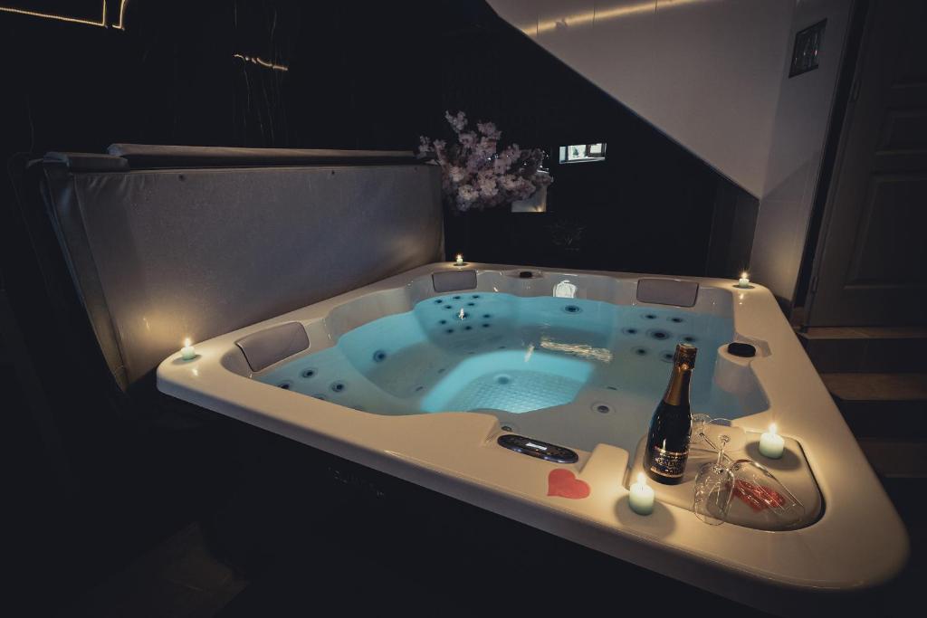 a bath tub with a bottle of beer in it at Le Jardin secret in Pontoise