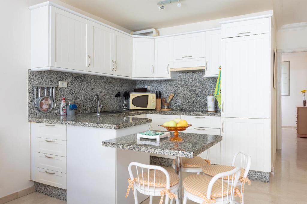 Kuchyň nebo kuchyňský kout v ubytování Apartment El Faro