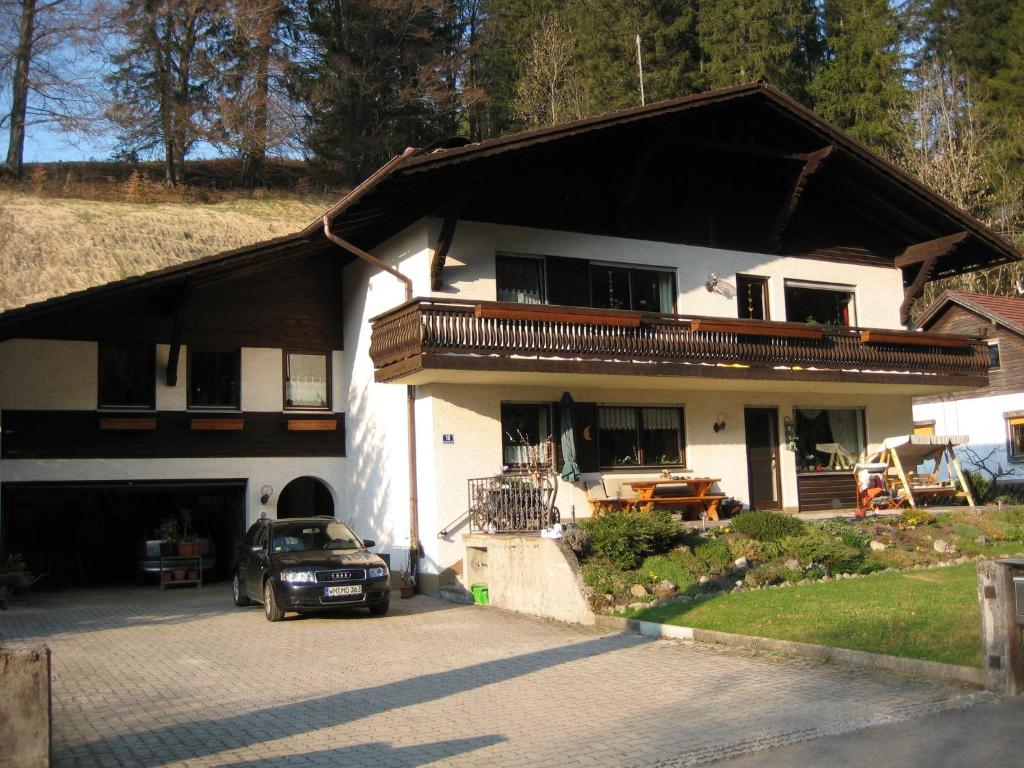 una casa con un coche aparcado delante de ella en Ferienwohnung Moser Brunhilde, en Steingaden