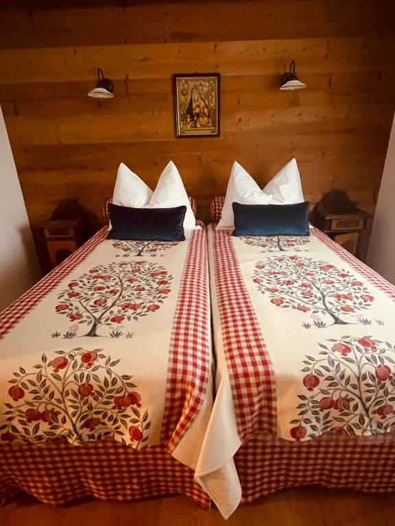 two beds sitting next to each other in a room at Braunegg 1 in Brunico