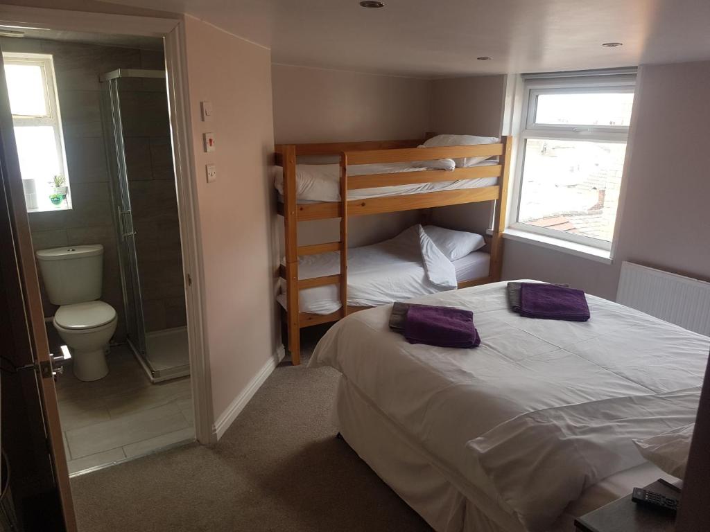 - une petite chambre avec 2 lits superposés et des toilettes dans l'établissement Leecliff Guest House, à Blackpool