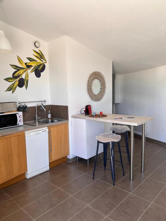 Kuchyň nebo kuchyňský kout v ubytování Adorable Gîte (10mn Uzès)