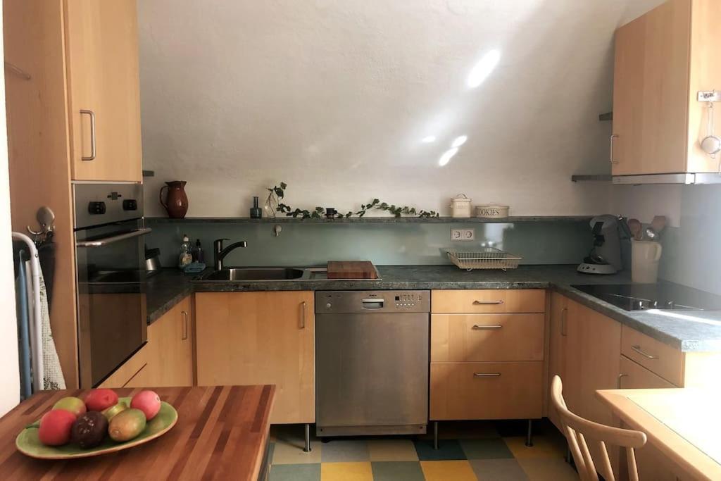 una cocina con una bandeja de fruta en una mesa en gemütliche Ferienwohnung auf 2 Etagen mit Dachterrasse, en Wangen im Allgäu