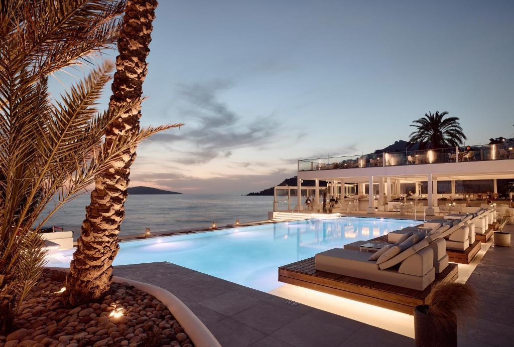Бассейн в Kantouni Beach Boutique Hotel или поблизости