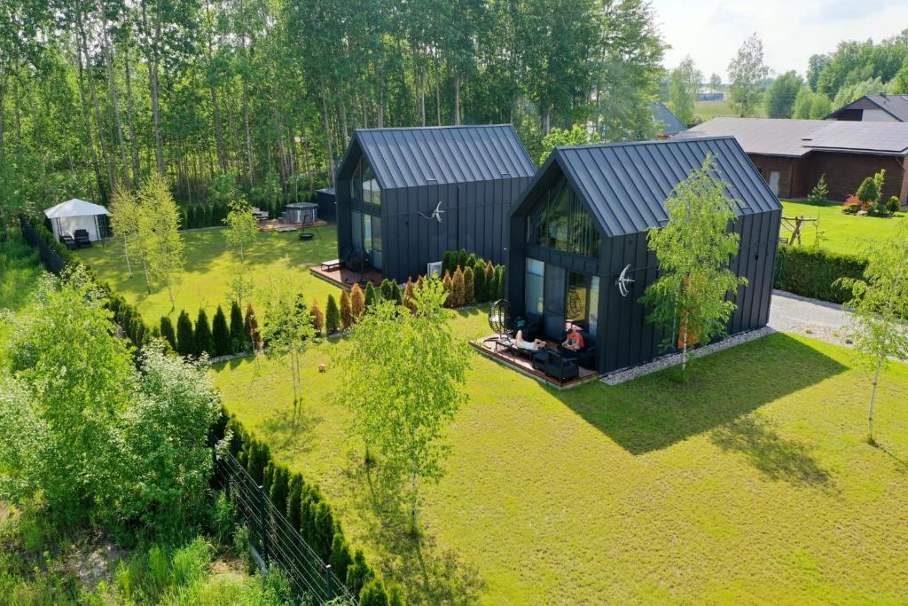 una vista aérea de una casa negra en un jardín en Adomki, en Augustów