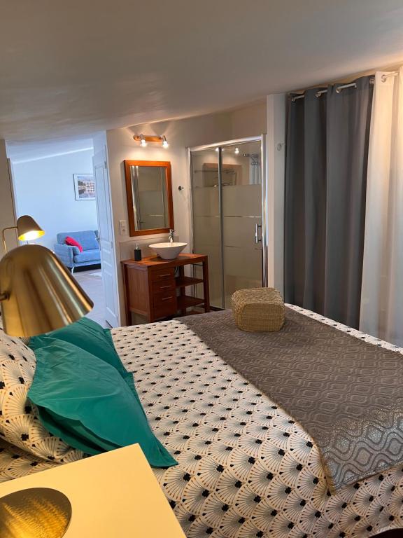 Postel nebo postele na pokoji v ubytování Adorable Gîte (10mn Uzès)