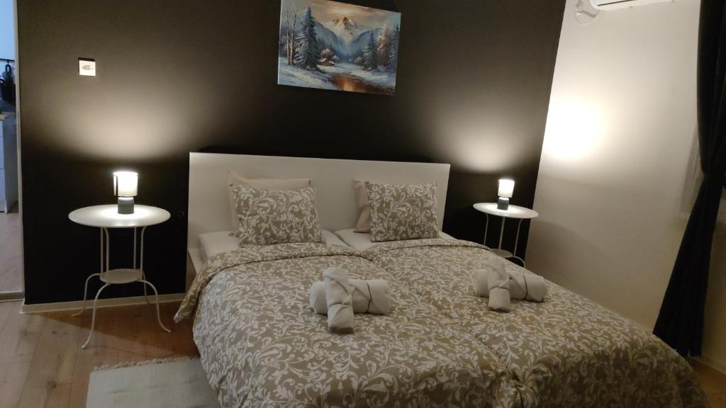 un dormitorio con una cama con dos animales de peluche en 4 STARS APARTMENTS Near Airport en Velika Gorica