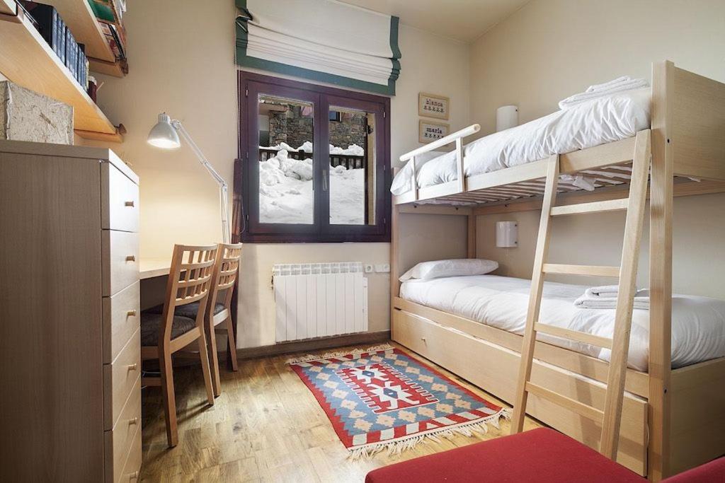 Postel nebo postele na pokoji v ubytování Luderna - Apartamento Tanau A2 Esquirós 2