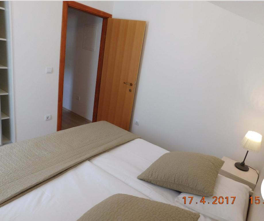 Postel nebo postele na pokoji v ubytování Apartmani ljuta naranča