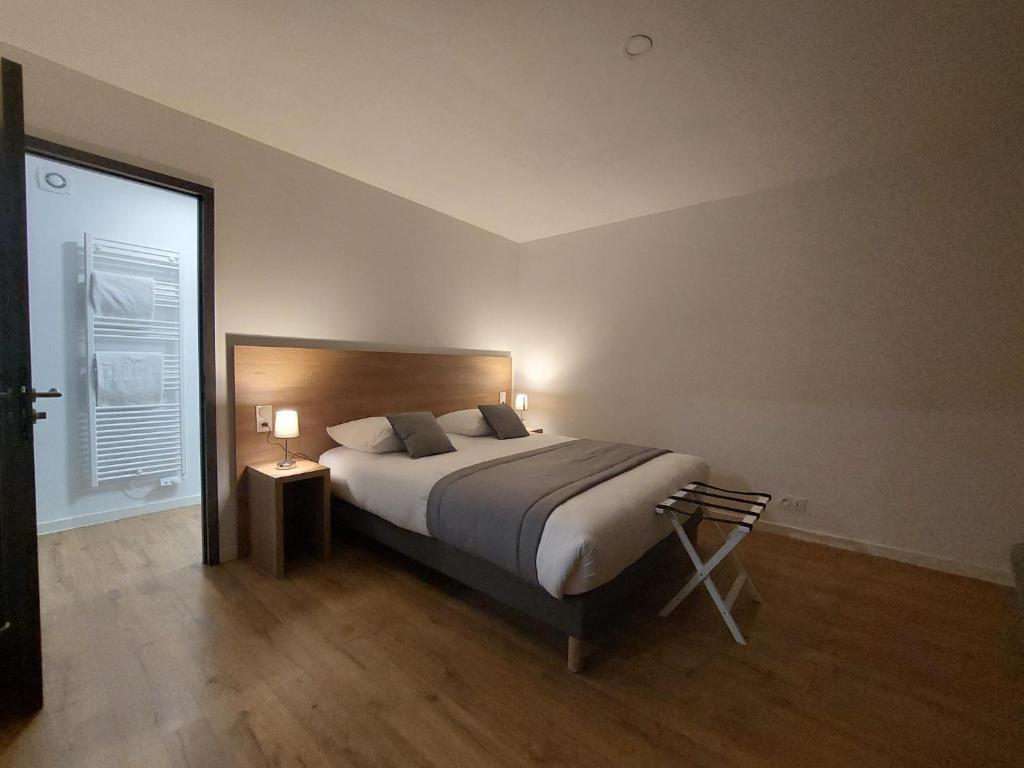 sypialnia z dużym łóżkiem i oknem w obiekcie Les Lodges du Revermont w mieście Passenans