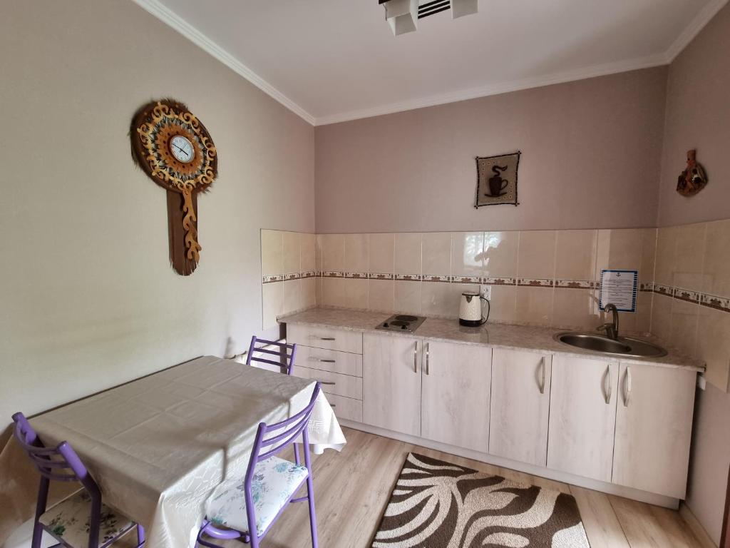 Kuchyň nebo kuchyňský kout v ubytování Guest House Moryachka