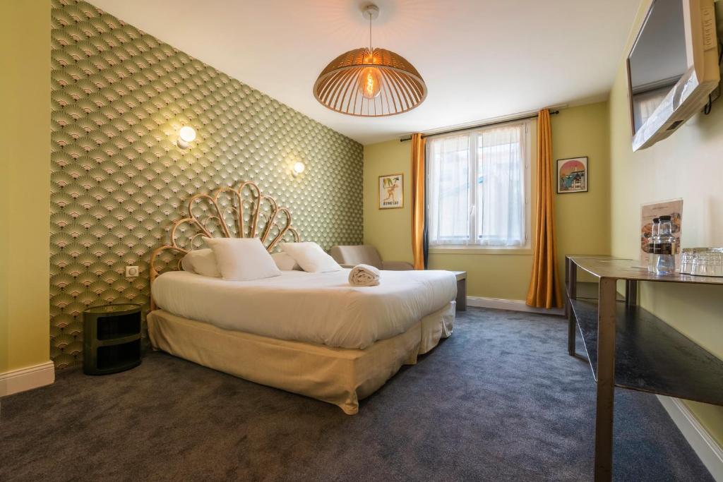 - une chambre avec un grand lit dans l'établissement Hôtel Cosmopolitain, à Biarritz