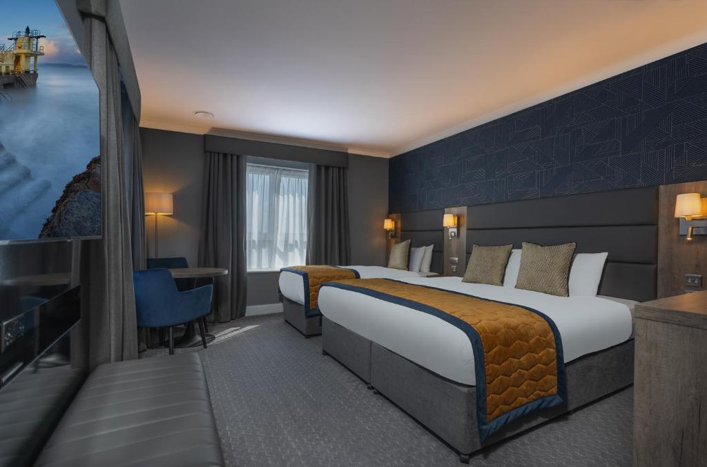 Postel nebo postele na pokoji v ubytování Clybaun Hotel