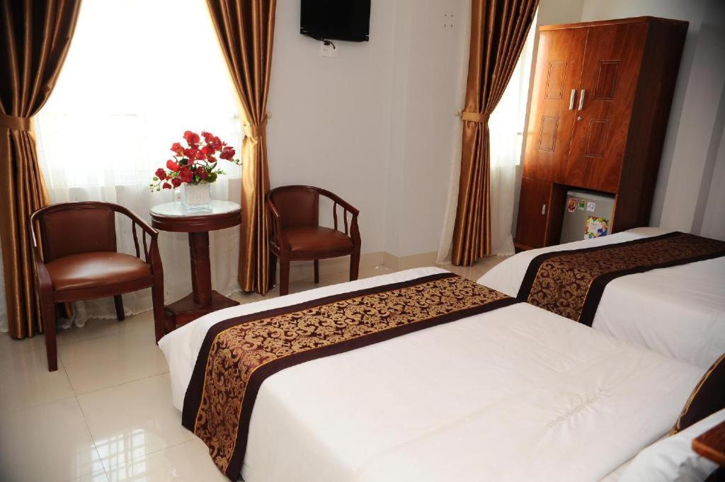 Postel nebo postele na pokoji v ubytování Cong Thuong Hotel