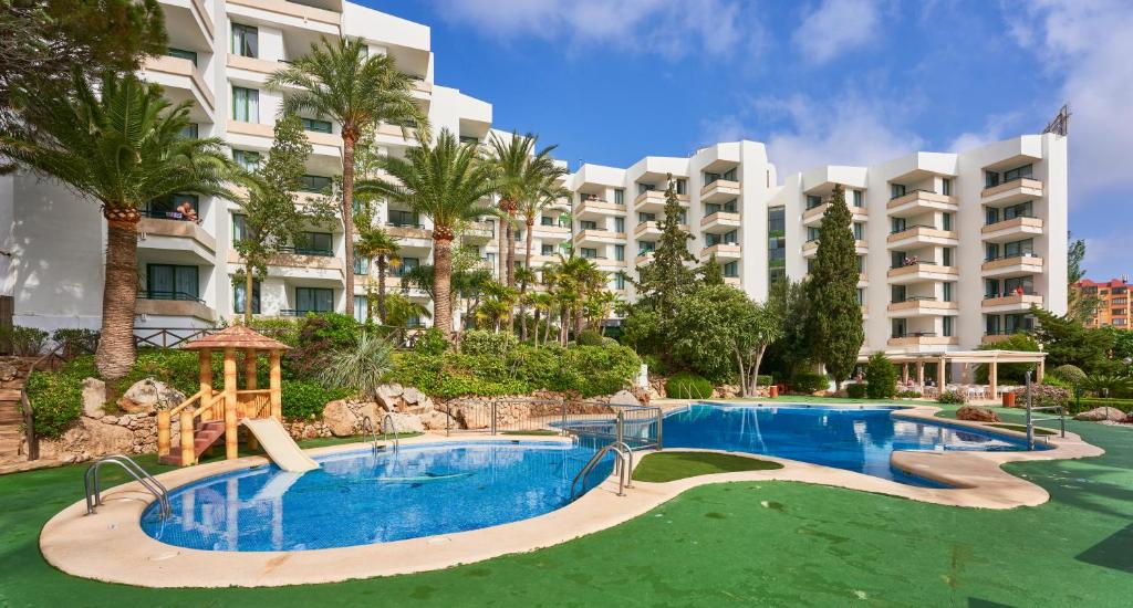 The swimming pool at or close to Globales Nova