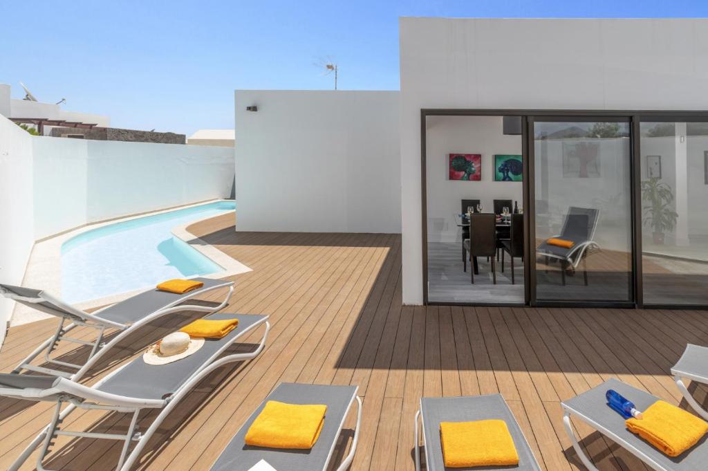 The swimming pool at or close to Villa JJ Beach by Villa Plus