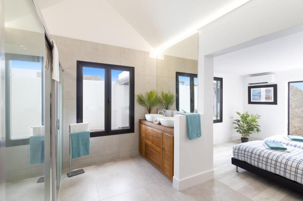 A bed or beds in a room at Villa JJ Beach by Villa Plus