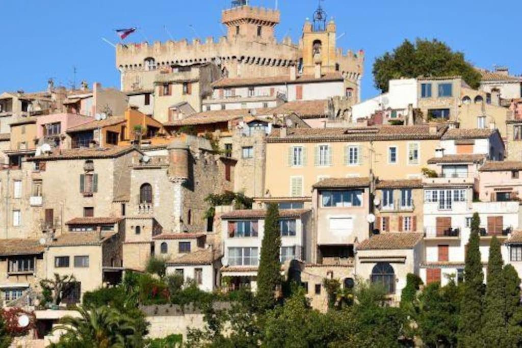 Výhľad na mesto Cagnes-sur-Mer alebo výhľad na mesto priamo z apartmánu