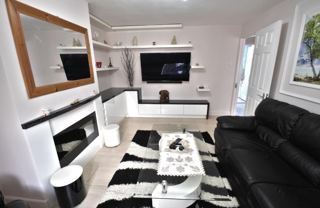 TV a/nebo společenská místnost v ubytování Isleworth - Apt - Stay 4 - Parking - Riverside