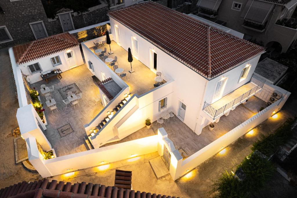 Cette chambre offre une vue sur une maison blanche dotée de lumières. dans l'établissement Lumiére spetses, à Spetses