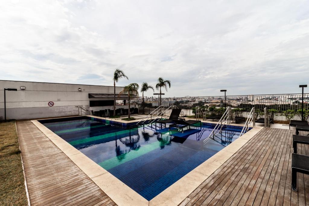 une piscine sur le toit d'un bâtiment dans l'établissement 360 Expo Center, à São Paulo