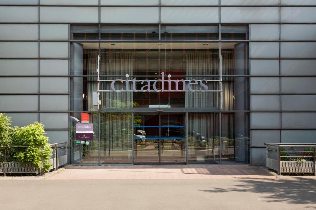 une porte en verre d&#39;un bâtiment avec un panneau sur celui-ci dans l&#39;établissement Citadines City Centre Lille, à Lille