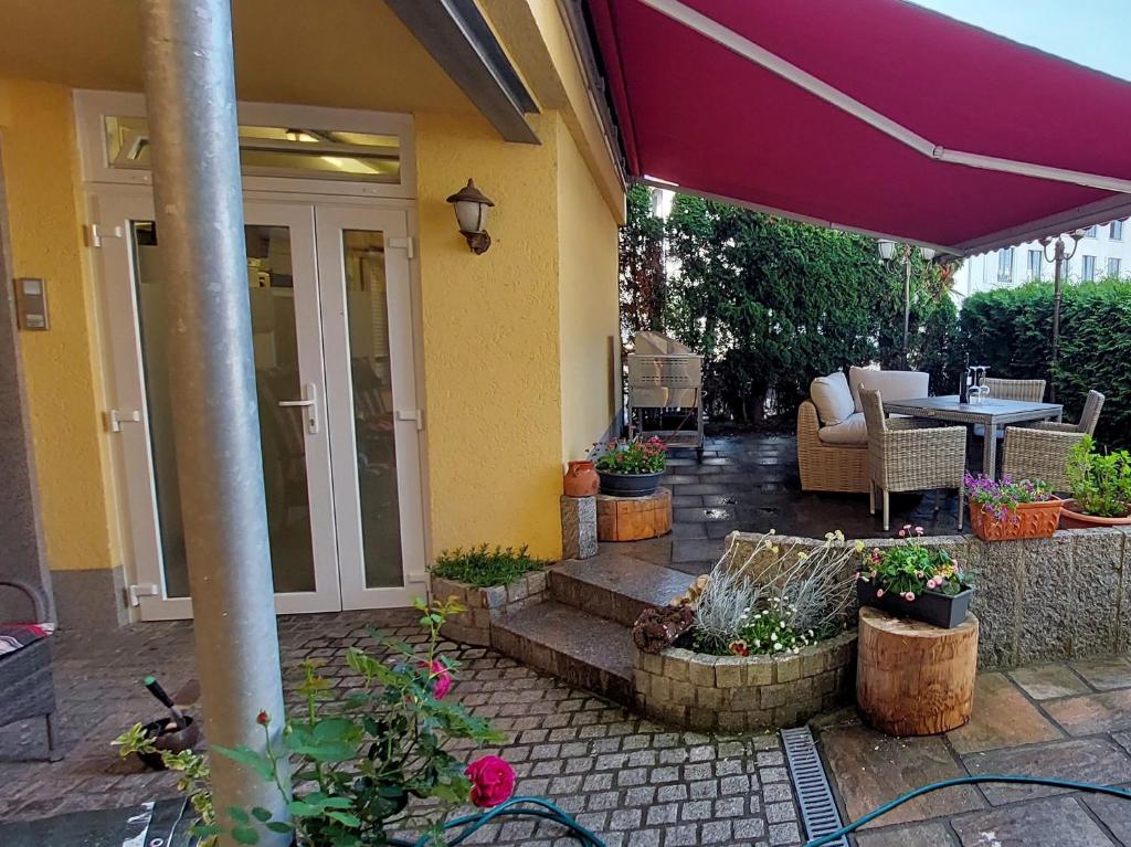 patio con ombrellone, tavolo e sedie di Ferienwohnung Dina a Haslach im Kinzigtal
