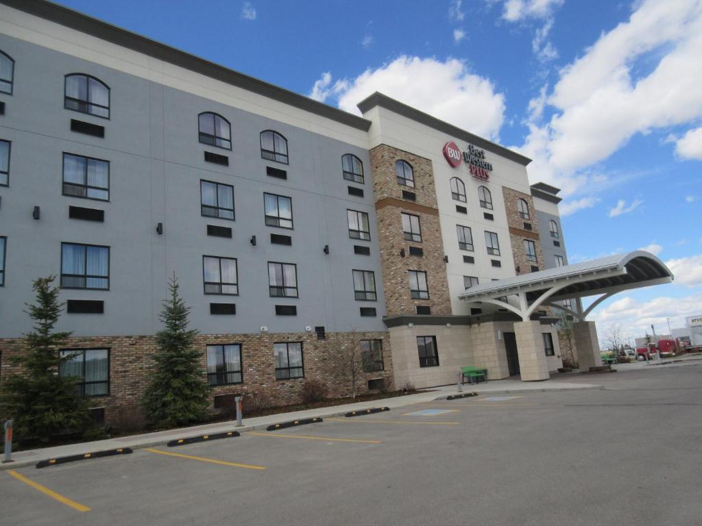 a building with a parking lot in front of it at Best Western Plus Airdrie Gateway in Airdrie