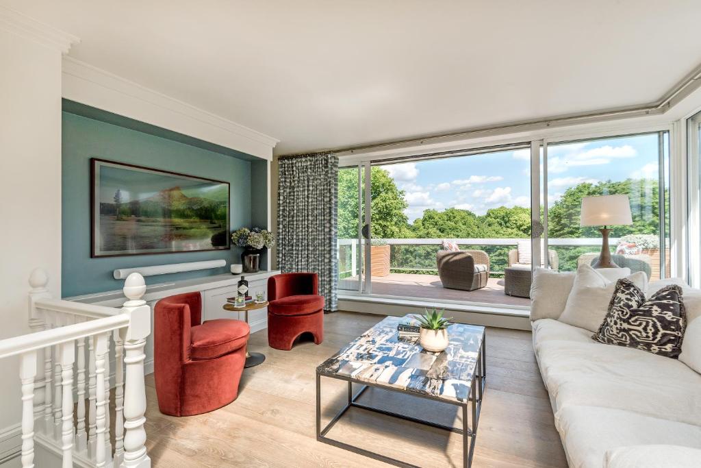 ein Wohnzimmer mit einem Sofa und einem Tisch in der Unterkunft Buckingham & Lloyds in London