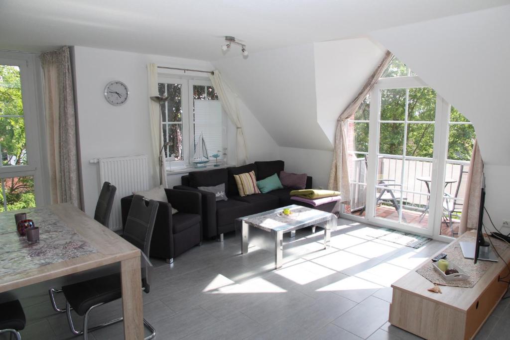 ein Wohnzimmer mit Sofa und Tisch in der Unterkunft Kyana in Norden