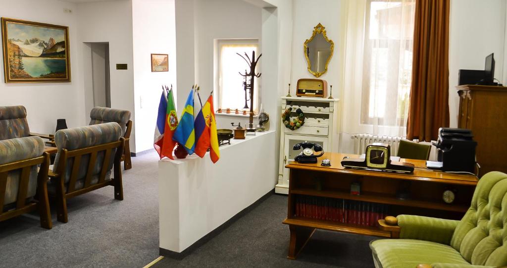 uma sala de estar com bandeiras na parede em Casa Transilvania em Satu Mare