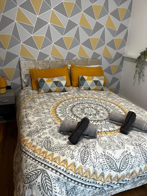 1 dormitorio con 1 cama grande de color amarillo y gris en Jewellery Quarter Birmingham, en Birmingham