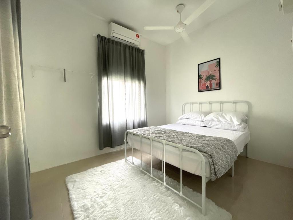 a bedroom with a bed and a window at Cosy little home near to the town in Pasir Puteh