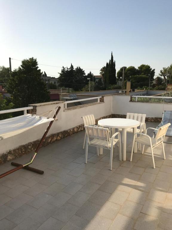d'une terrasse sur le toit avec une table et des chaises. dans l'établissement La Betulla, à Leporano Marina