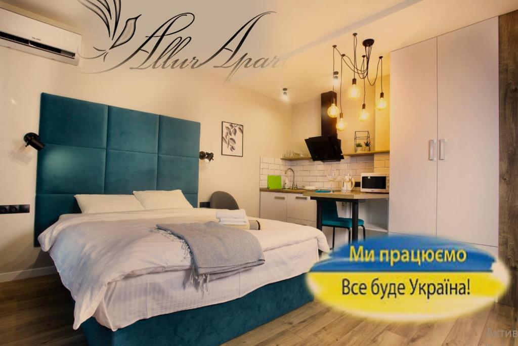 Schlafzimmer mit einem Bett und einem Surfbrett auf dem Boden in der Unterkunft Allurapart Inn MVZ, Левобережная МВЦ in Kiew