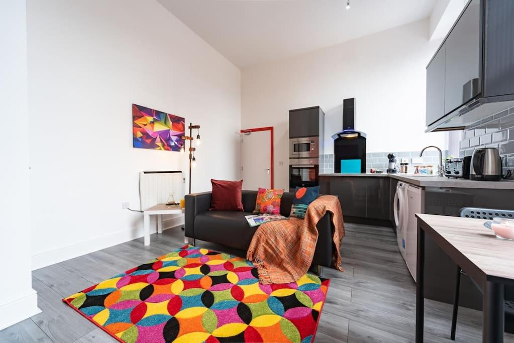 uma sala de estar com um sofá e uma cozinha em Jesouth Refreshing Condo Roomy Comfy Posh em Hull